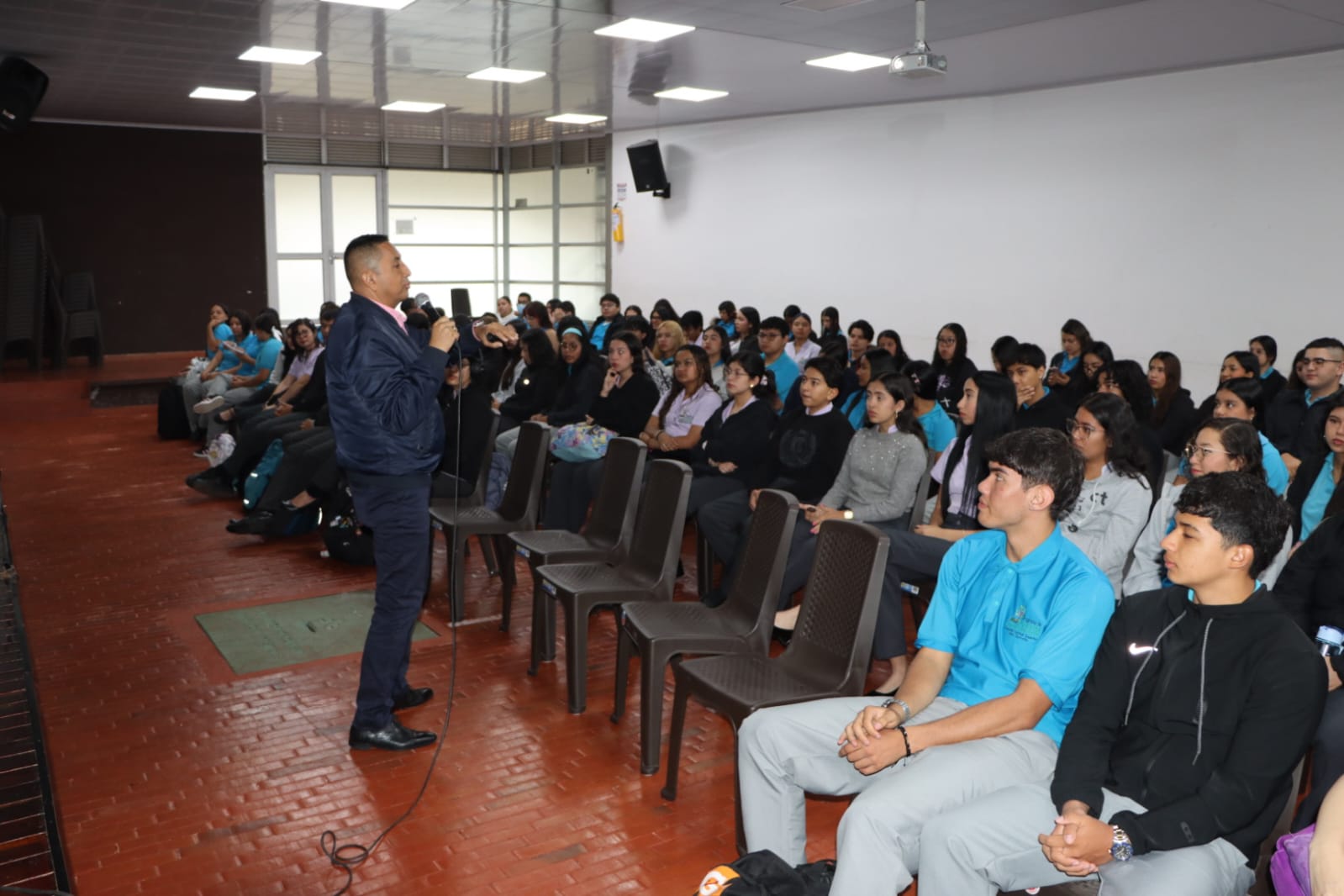 Rector de la ENSQ se reunió con estudiantes