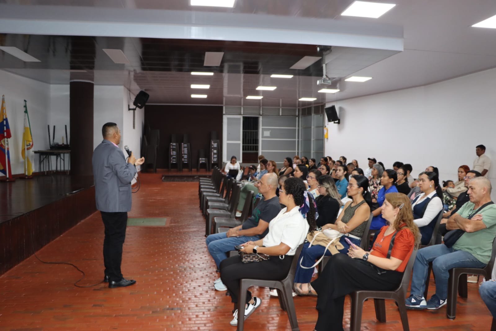 Rector de la ENSQ se reunió con representantes de los Padres